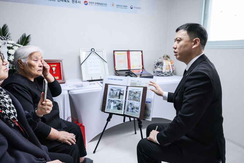 김성환 국유단장 직무대리(육군 중령)가 전라북도 전주시에 거주하는 고인의 여동생 최길자 씨(84세) 자택에서 열린 '호국의 영웅' 귀환 행사에 참석한 유가족에게 고인의 참전 경로, 유해발굴 및 신원확인 과정 등을 설명하고 있다. 국방부 제공