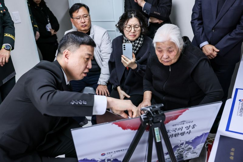 김성환 국유단장 직무대리(육군 중령)가 전라북도 전주시에 거주하는 고인의 여동생 최길자 씨(84세) 자택에서 열린 '호국의 영웅' 귀환 행사에 참석한 유가족에게 고인의 참전 경로, 유해발굴 및 신원확인 과정 등을 설명하고 있다. 국방부 제공