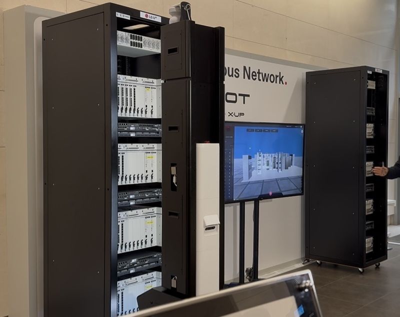 AI 자율주행 로봇 '유봇'(높이 약 180cm)이 장비를 스캔하면서 장비 상태, 온도, 주변 환경 정보를 수집하고 있다. 수집된 정보는 화면의 디지털 트윈을 통해 확인할 수 있다. 사진=최혜림 기자