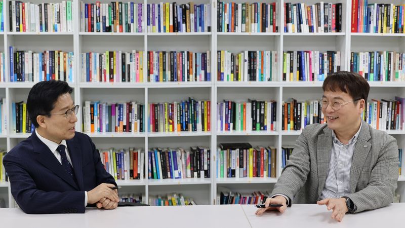 파이낸셜뉴스 노동일 주필(왼쪽)과 김동엽 미래에셋투자와연금센터 상무가 파이낸셜뉴스 사옥에서 대담하고 있다. 사진=서동일 기자