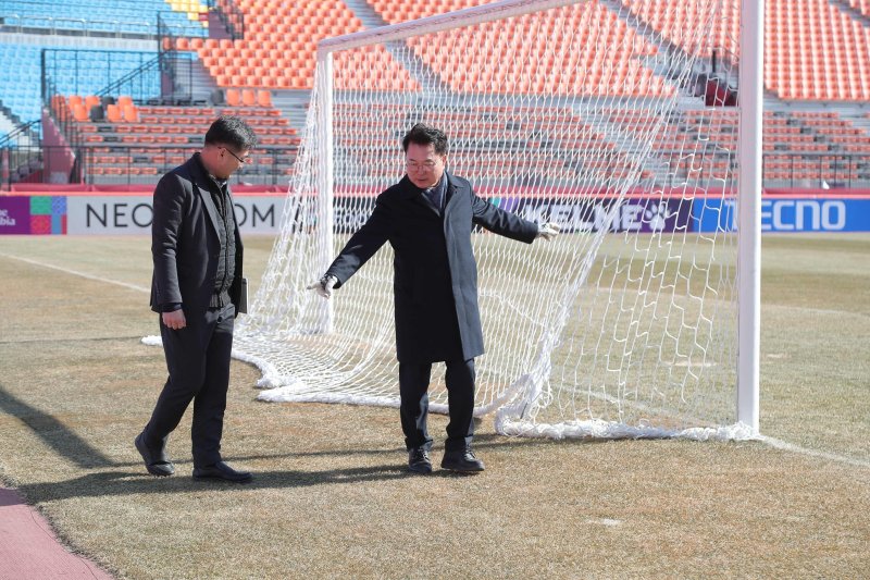 육동한 춘천시장이 지난 9일 춘천 송암스포츠타운 주 경기자를 찾아 잔디와 안전상황 등을 점검하고 있다.(춘천시 제공, 재판매 및 DB금지)