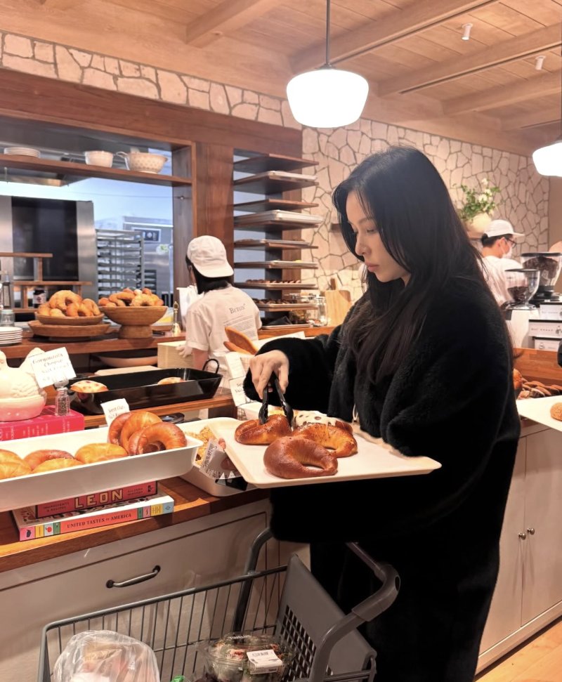 '300억원 건물주' 고소영, 소소한 장보기…여전한 미모