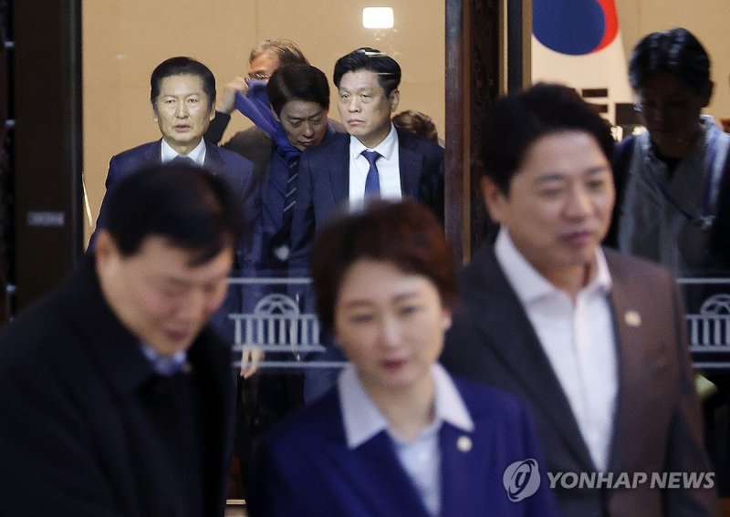 '혁신당 합당' 비공개 의총 마친 민주당 (출처=연합뉴스)