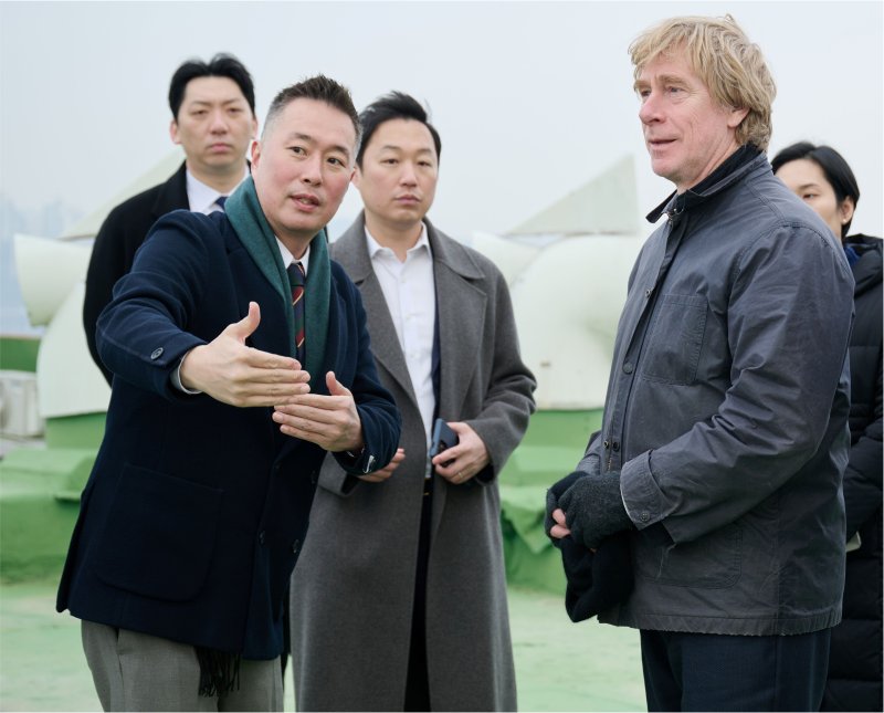 지난 4일 서울 강남구 압구정5구역 현장을 방문한 RSHP 관계자들이 재건축 설계 방향을 논의하고 있다(왼쪽).10일 오전 서울 강남구 압구정5구역 인근에서 DL이앤씨 임직원들이 조합원들에게 출근길 인사를 하고 있다.