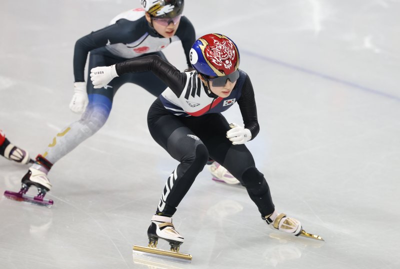 10일(현지시간) 이탈리아 밀라노 아이스스케이팅 아레나에서 열린 2026 밀라노ㆍ코르티나담페초 동계올림픽 쇼트트랙 여자 500m 예선에서 김길리가 역주하고 있다.연합뉴스