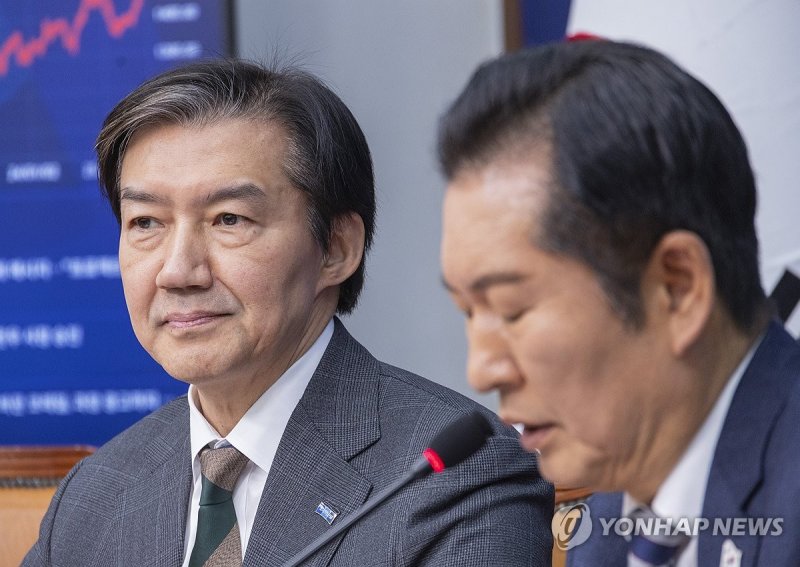 정치개혁 연석회의에서 정청래 발언듣는 조국 (출처=연합뉴스)