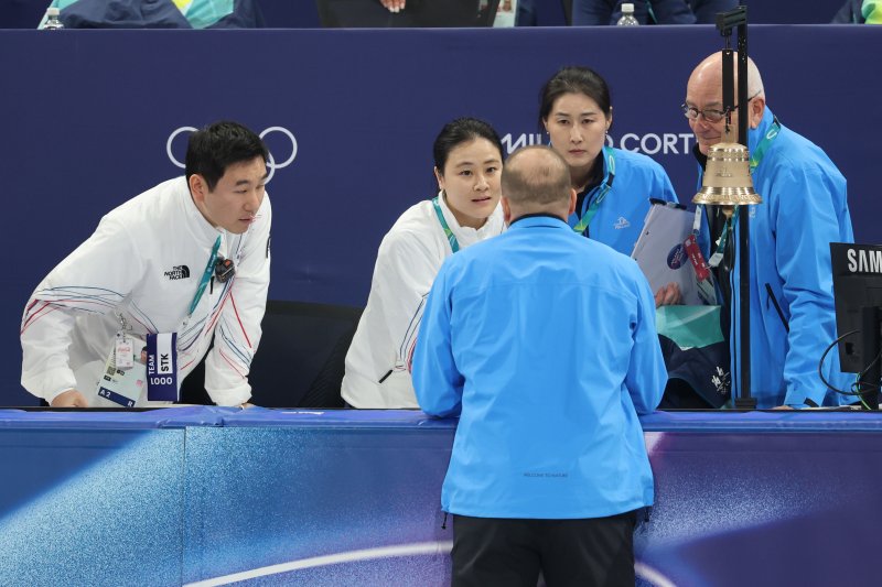 심판진과 대화 나누는 김민정 코치 (밀라노=연합뉴스) 서대연 기자 = 10일(현지시간) 이탈리아 밀라노 아이스스케이팅 아레나에서 열린 2026 밀라노ㆍ코르티나담페초 동계올림픽 쇼트트랙 혼성계주 준결승에서 김길리가 미국팀과 충돌해 넘어지자 경기가 끝난 뒤 김민정 코치과 심판진과 대화를 나누고 있다. 2026.2.10 dwise@yna.co.kr (끝) /사진=연합 지면화상
