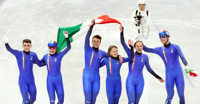 이탈리아 쇼트트랙 대표팀이 10일(현지시간) 이탈리아 밀라노 아이스 스케이팅 아레나에서 열린 혼성 2000m 계주 결승에서 우승 후 환호하고 있다.뉴스1