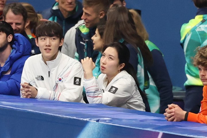쇼트트랙 대표팀 김길리(오른쪽)가 10일(현지시간) 이탈리아 밀라노 아이스 스케이팅 아레나에서 열린 혼성 2,000m 계주 순위 결정전을 지켜보고 있다. 앞서 김길리는 혼성 2,000m 계주 준결승전에서 미국의 커린 스토더드 선수와 충돌로 넘어진 뒤 통증을 호소해 부상 우려가 재기됐다. 하지만 쇼트트랙 대표팀 관계자에 따르면 김길리가 통증이 있기는 하지만 남은 경기를 치르는 데 큰 문제는 없는 상태로 전했다. 뉴스1