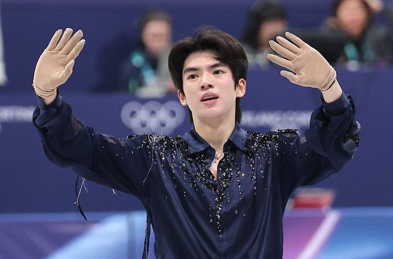 2026 밀라노·코르티나담페초 동계올림픽 피겨스케이팅 남자 싱글 쇼트 프로그램에서 연기를 마친 후 인사하고 있다. 뉴스1