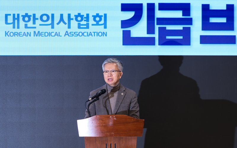 [서울=뉴시스] 김선웅 기자 = 김택우 대한의사협회장이 10일 서울 용산구 대한의사협회에서 보건의료정책심의위원회의 의과대학 증원 관련 긴급 브리핑을 하고 있다. 2026.02.10. mangusta@newsis.com