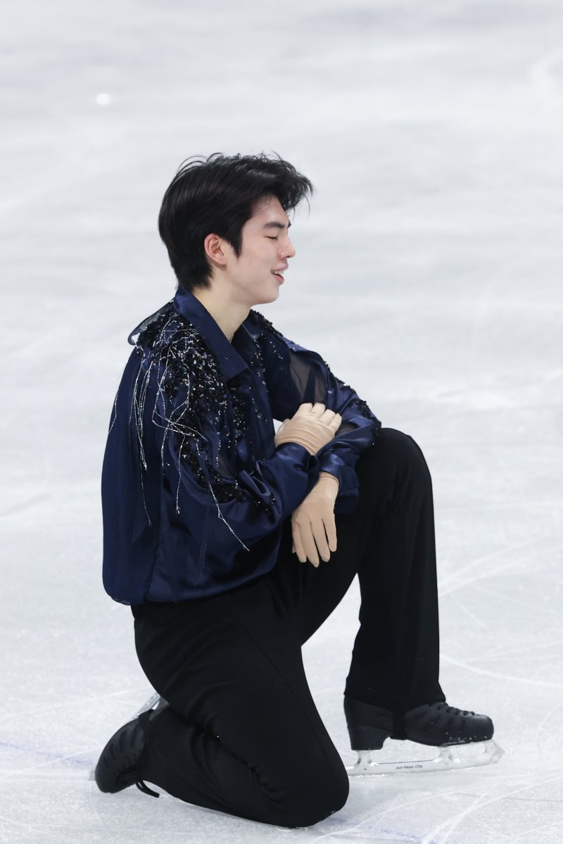 이탈리아 밀라노 아이스스케이팅 아레나에서 열린 2026 밀라노ㆍ코르티나담페초 동계올림픽 남자 싱글 쇼트 프로그램에 출전한 차준환이 연기를 마친 뒤 미소짓고 있다. 차준환은 총점 92.72점을 받으며 오전 4시 50분까지 연기를 마친 15명의 선수 중 1위에 올라 상위 24명의 선수가 나설 수 있는 프리 스케이팅 진출을 확정했다.연합뉴스