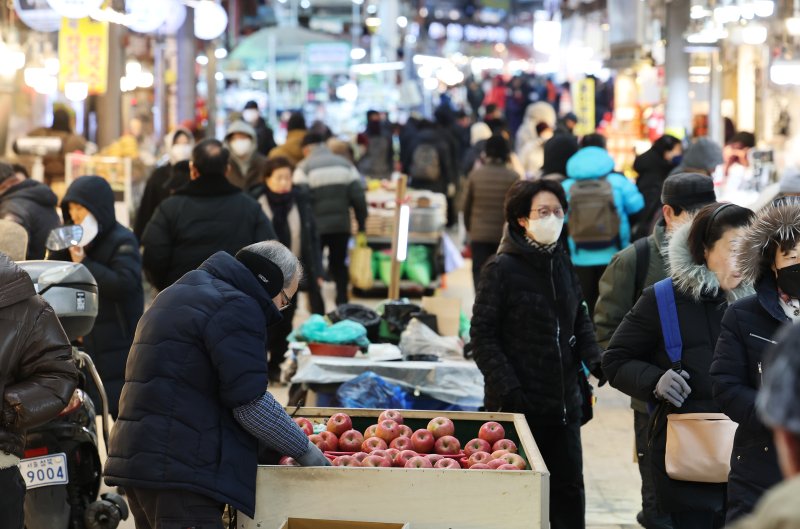 정부가 역대 최대 규모의 공급·할인 대책을 담은 '2026년 설 민생안정 대책'을 발표한 지난달 28일 오전 서울 동대문구의 한 전통시장에서 시민들이 장을 보고 있다. 2026.1.28 ⓒ 뉴스1 오대일 기자