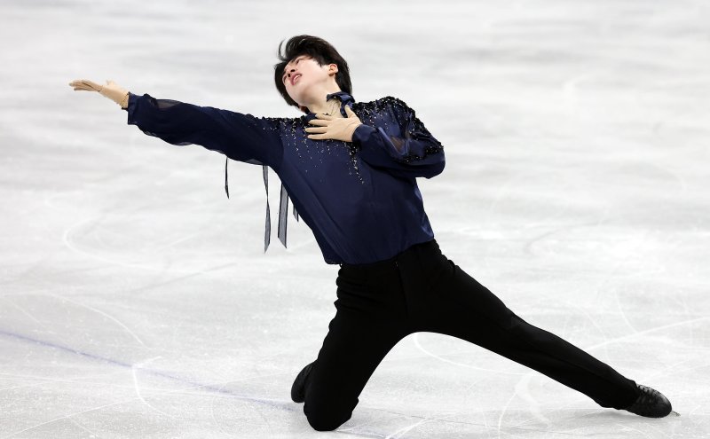 피겨 차준환이 10일(현지시간) 이탈리아 밀라노 아이스 스케이팅 아레나에서 열린 2026 밀라노·코르티나담페초 동계 올림픽 피겨스케이팅 남자 싱글 쇼트프로그램에 출전해 연기를 펼치고 있다.뉴스1