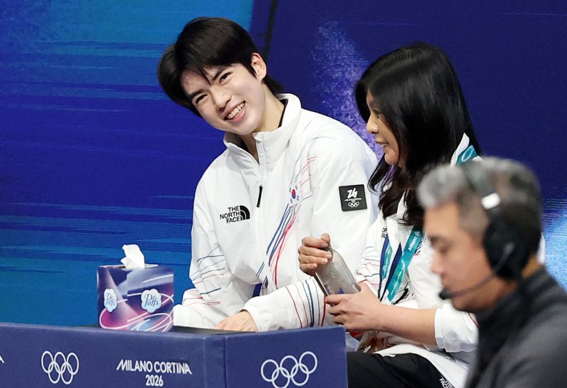 차준환, 쇼트 6위로 프리 안착… ‘역전 메달’ 희망 불씨 살렸다 [2026 밀라노]