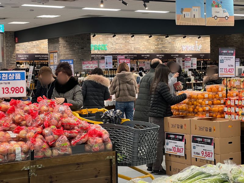 설을 일주일 앞둔 지난10일 서울 이마트 영등포점 과일코너에서 고객들이 상품을 고르고 있다. 사진=김현지 기자