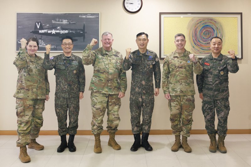 11일 구상모 합참 군사지원본부장이 합참을 방문한 마크 시멀리 미국 국방군수국장 및 관계자들과 기념 촬영하고 있다. 합동참모본부 제공