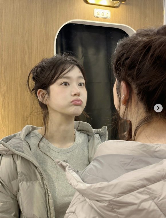 이유비, 한겨울에 드러낸 어깨…눈부신 뽀얀 피부 [N샷]