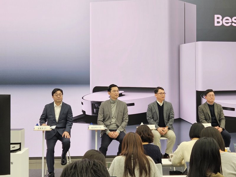 삼성전자가 11일 서울 강남구 소재 플래그십 스토어 '삼성 강남'에서 '2026년형 로봇청소기 비스포크(Bespoke) AI 스팀 미디어 브리핑'을 열고 신제품을 공개했다. 왼쪽부터 김용훈 한국총괄 CE팀장(상무), 임성택 삼성전자 한국총괄 부사장, 문종승 삼성전자 DA사업부 개발팀장(부사장), 김정호 삼성전자로지텍 국판물류팀장 상무.ⓒ 뉴스1/김진희 기자.
