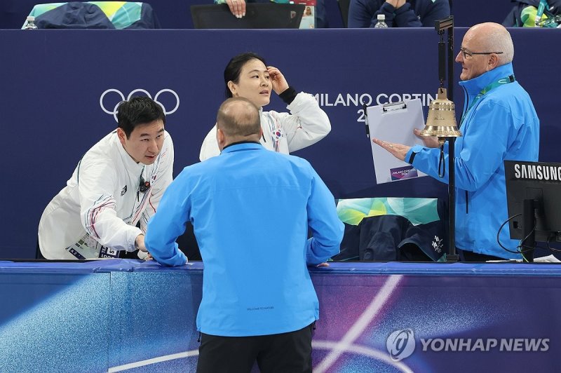 심판진과 대화 나누는 대한민국 코치들 (출처=연합뉴스)