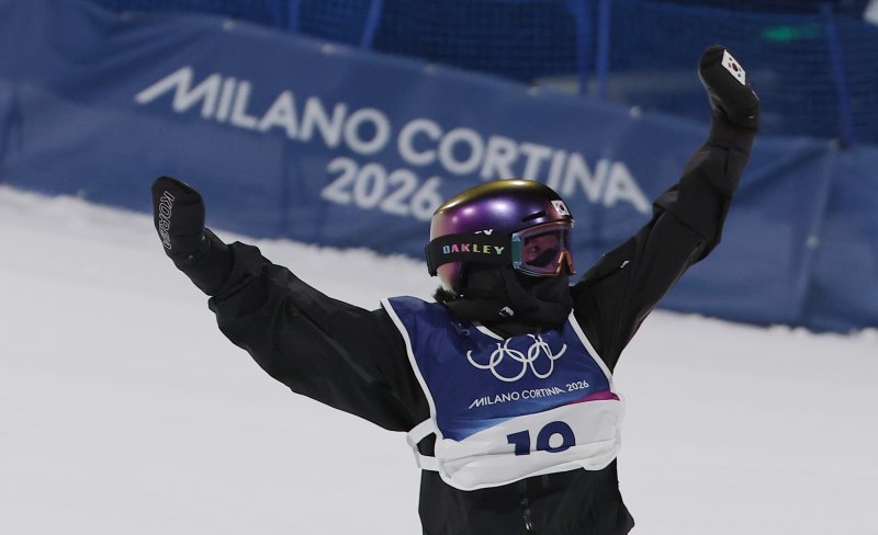 스노보드 유승은이 9일(현지시간) 이탈리아 리비뇨 스노파크에서 열린 2026 밀라노·코르티나담페초 동계올림픽 스노보드 여자 빅에어 결선 2차 시기를 마친 후 환호하고 있다.뉴스1