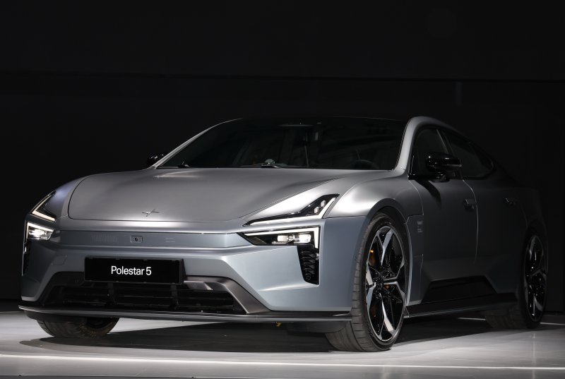 폴스타코리아가 11일 서울 용산구 그랜드 하얏트 서울에서 '2026 폴스타 미디어 데이'를 열고 '폴스타 3'(위 사진)와 '폴스타 5'를 공개했다. 연합뉴스