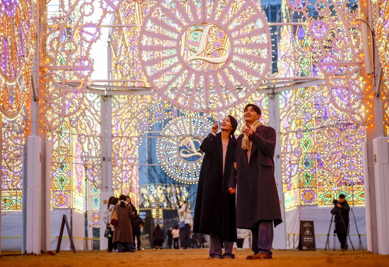 [서울=뉴시스] 정병혁 기자 = 11일 서울 송파구 롯데월드타워 월드파크 일대에서 열린 2026 롯데 루미나리에에서 모델들 포즈를 취하고 있다. 2026.02.11. jhope@newsis.com