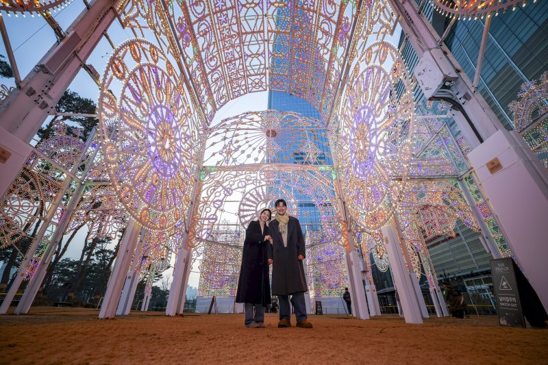 [서울=뉴시스] 정병혁 기자 = 11일 서울 송파구 롯데월드타워 월드파크 일대에서 열린 2026 롯데 루미나리에에서 모델들 포즈를 취하고 있다. 2026.02.11. jhope@newsis.com