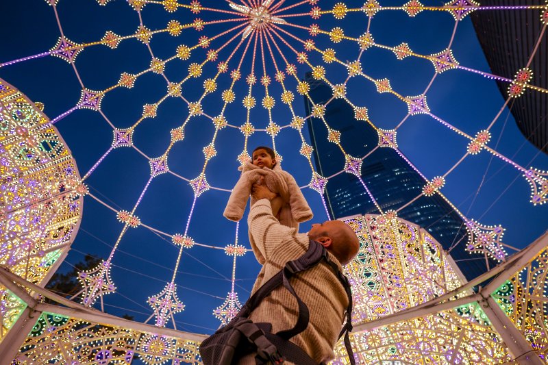 [서울=뉴시스] 정병혁 기자 = 11일 서울 송파구 롯데월드타워 월드파크 일대에서 열린 2026 롯데 루미나리에를 찾은 시민들이 즐거운 시간을 보내고 있다. 2026.02.11. jhope@newsis.com