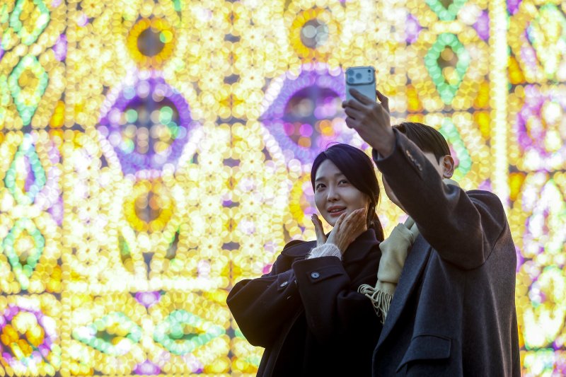 [서울=뉴시스] 정병혁 기자 = 11일 서울 송파구 롯데월드타워 월드파크 일대에서 열린 2026 롯데 루미나리에에서 모델들 포즈를 취하고 있다. 2026.02.11. jhope@newsis.com