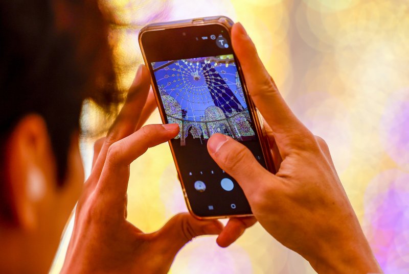 [서울=뉴시스] 정병혁 기자 = 11일 서울 송파구 롯데월드타워 월드파크 일대에서 열린 2026 롯데 루미나리에를 찾은 시민이 사진을 남기고 있다. 2026.02.11. jhope@newsis.com