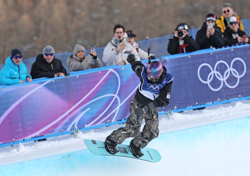 11일(현지시간) 이탈리아 리비뇨 스노파크에서 열린 2026 밀라노-코르티나담페초 동계올림픽 스노보드 여자 하프파이프 예선에 출전한 최가온이 경기를 펼치고 있다.연합뉴스