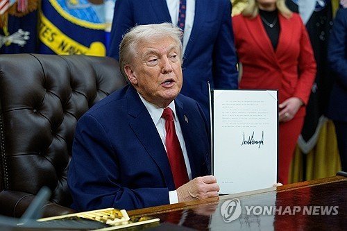 행정명령 서명한 트럼프 미국 대통령 (출처=연합뉴스)