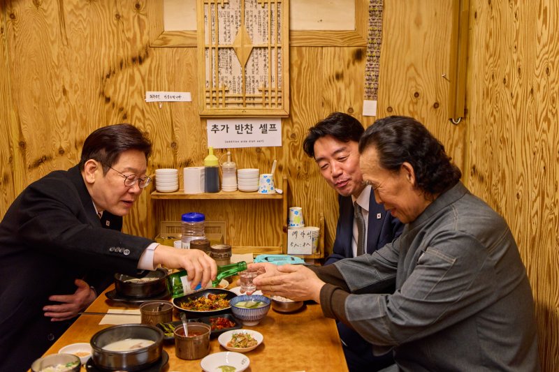 이재명 대통령이 9일 서울 종로구 통인시장의 한 식당을 방문해 상인과 대화하며 식사하고 있다. (청와대 제공. 재판매 및 DB 금지) 2026.2.9 ⓒ 뉴스1 허경 기자