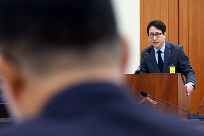 [서울=뉴시스] 고승민 기자 = 이재원 빗썸 대표이사가 지난 11일 서울 여의도 국회에서 열린 정무위원회의 빗썸 관련 긴급 현안질의에서 의원 질의에 답하고 있다. 2026.02.11. kkssmm99@newsis.com
