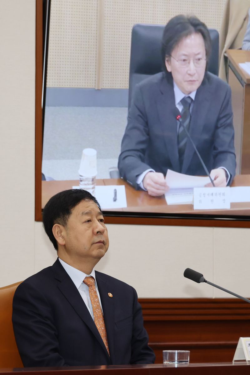 구윤철 부총리 겸 재정경제부 장관이 11일 정부서울청사에서 열린 '민생물가 특별관리 관계장관TF' 회의에서 영상을 통해 주병기 공정거래위원장의 발언을 듣고 있다. 사진=서동일 기자