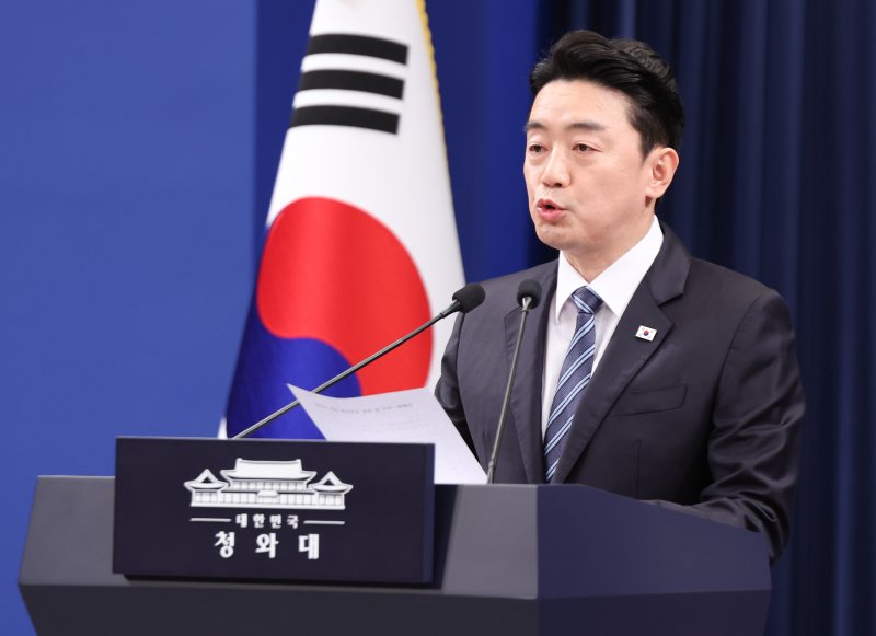 강훈식 대통령 비서실장이 11일 청와대 춘추관에서 여야 양당 대표 초청 오찬 회동 관련 브리핑을 하고 있다. 2026.2.11 ⓒ 뉴스1 허경 기자