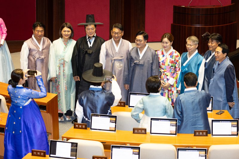한복을 입은 여야 의원들과 우원식 국회의장이 지난해 9월1일 서울 여의도 국회에서 열린 제429회 국회(정기회) 개회식 및 1차 본회의를 마친 후 기념 촬영을 하고 있는 모습. 2025.9.1 ⓒ 뉴스1 유승관 기자