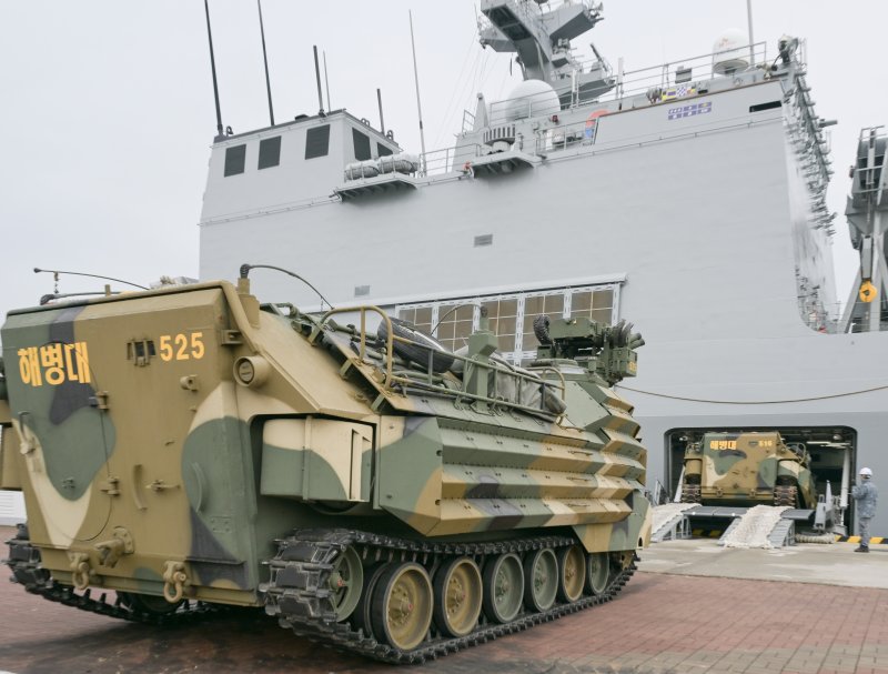 해군·해병대는 오는 23일부터 다음 달 6일까지 태국에서 열리는 '2026년 코브라 골드 훈련'에 참가한다고 12일 밝혔다. 해군·해병대 코브라골드 훈련전대가 12일 출항에 앞서 지난 10일 해군 부산작전기지에서 해군 상륙함 노적봉함(LST-Ⅱ, 4,900톤급)에 해병대 한국형 상륙돌격장갑차(KAAV)를 탑재하고 있다. 해군 제공