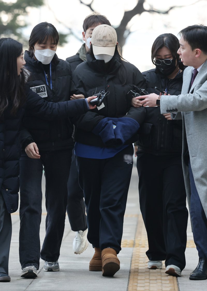 강북구 수유동 모텔에서 약물이 든 음료를 건네 타인을 숨지게 한 혐의를 받는 20대 여성이 12일 오전 서울 도봉구 북부지방법원에서 열린 영장실질심사(구속 전 피의자 심문)에 출석하고 있다. 2026.2.12. /사진=뉴스1