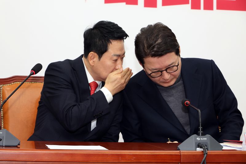 장동혁 국민의힘 대표가 신동욱 최고위원과12일 국회에서 열린 최고위원회의에서 이야기를 나누고 있다. 사진=박범준 기자