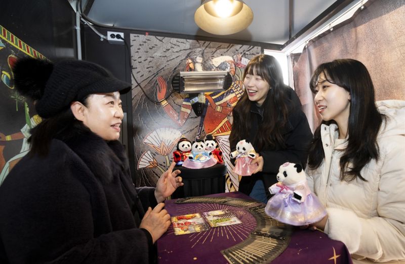 에버랜드 방문객들이 신년 바오패밀리 굿즈와 함께 타로를 체험하고 있다. 에버랜드 제공