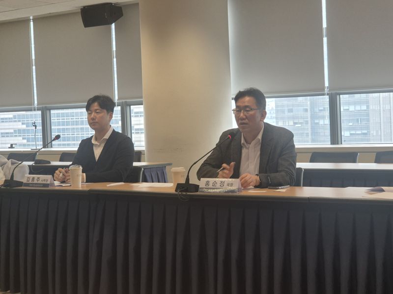 12일 서울 광화문 과학기술자문회의 대회의실에서 홍순정 과기정통부 성과평가정책국장(오른쪽)과 김홍주 사무관이 '대형 R&D 사전점검체계 전면 개편 방안'에 대해 설명하고 있다. 사진=연지안 기자