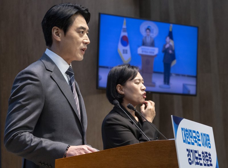 더불어민주당 한준호 의원이 12일 국회 소통관에서 경기도지사 후보 출마 기자회견을 하고 있다. 연합뉴스