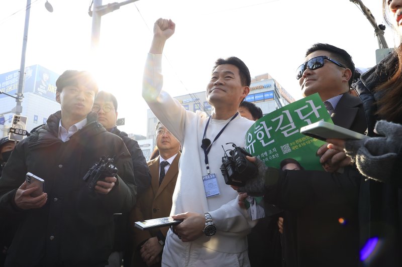 이재명 대통령과 김현지 청와대제1부속실장에 대한 허위 사실을 유포한 혐의로 고발된 한국사 강사 출신 보수 유튜버 전한길 씨가 12일 오전 서울시 동작구 노량진역 앞에서 피의자 신분 경찰 첫 소환 조사 출석에 앞서 입장을 밝히고 있다. 2026.2.12 ⓒ 뉴스1 박정호 기자