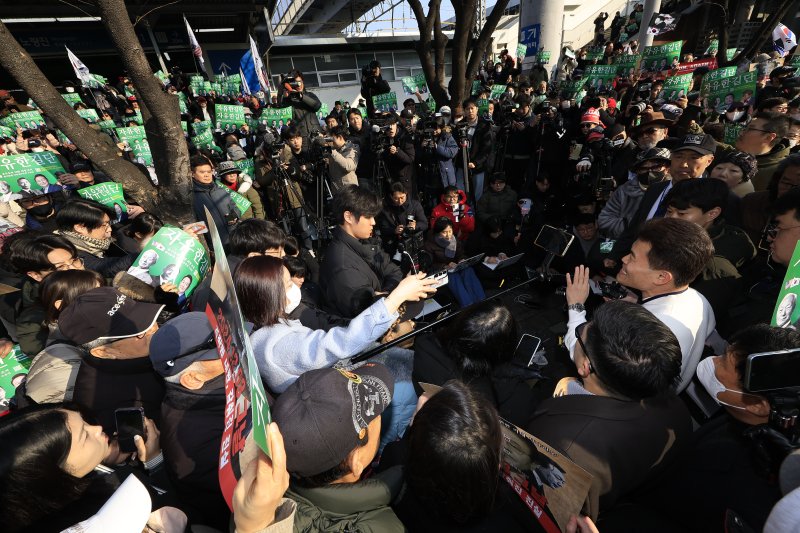 이재명 대통령과 김현지 청와대제1부속실장에 대한 허위 사실을 유포한 혐의로 고발된 한국사 강사 출신 보수 유튜버 전한길 씨가 12일 오전 서울시 동작구 노량진역 앞에서 피의자 신분 경찰 첫 소환 조사 출석에 앞서 입장을 밝히고 있다. 2026.2.12 ⓒ 뉴스1 박정호 기자