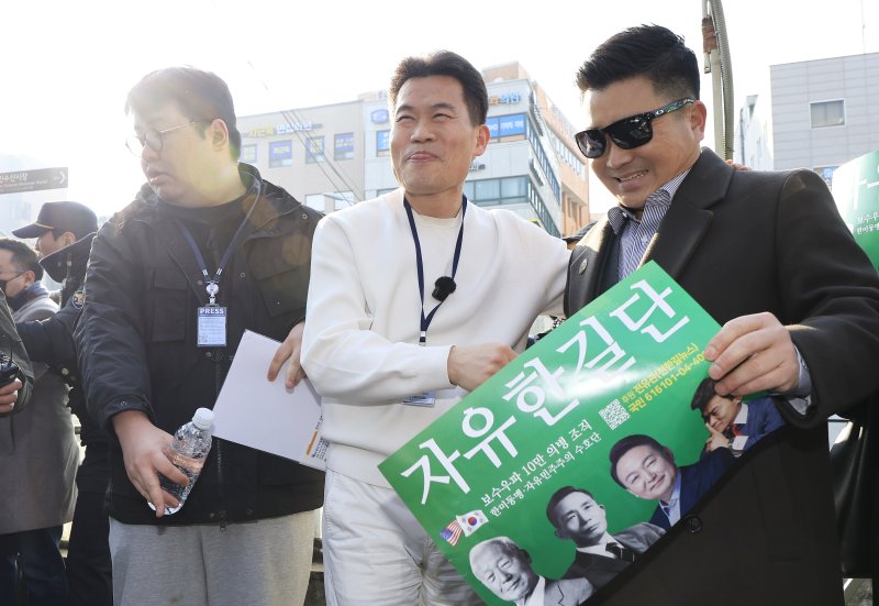 이재명 대통령과 김현지 청와대제1부속실장에 대한 허위 사실을 유포한 혐의로 고발된 한국사 강사 출신 보수 유튜버 전한길 씨가 12일 오전 서울시 동작구 노량진로 동작경찰서로 피의자 신분 첫 소환 조사에 출석하며 입장을 밝히고 있다. 2026.2.12 ⓒ 뉴스1 박정호 기자