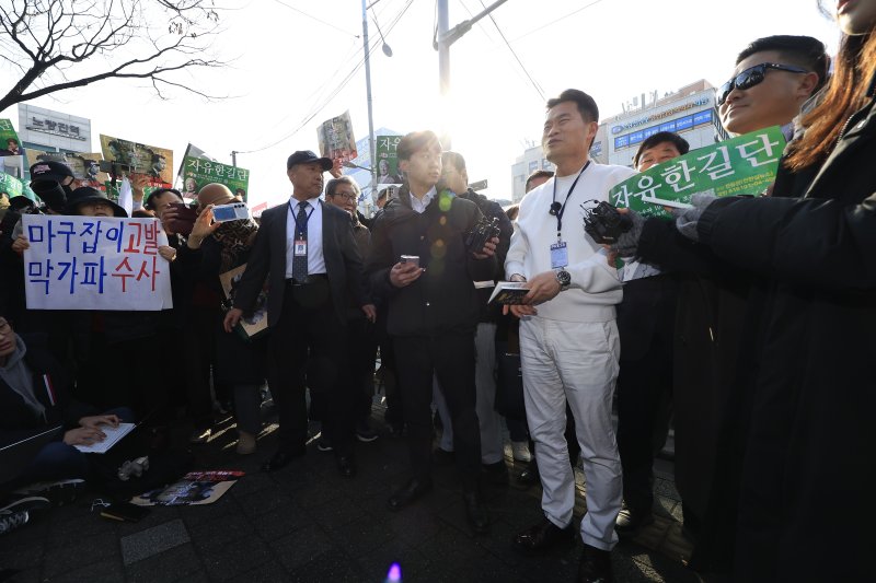 이재명 대통령과 김현지 청와대제1부속실장에 대한 허위 사실을 유포한 혐의로 고발된 한국사 강사 출신 보수 유튜버 전한길 씨가 12일 오전 서울시 동작구 노량진로 동작경찰서로 피의자 신분 첫 소환 조사에 출석하며 입장을 밝히고 있다. 2026.2.12 ⓒ 뉴스1 박정호 기자