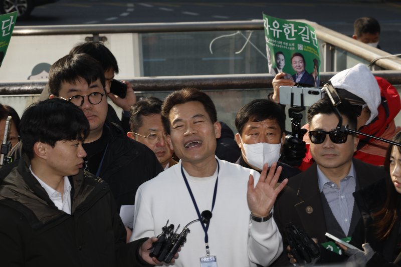 이재명 대통령과 김현지 청와대제1부속실장에 대한 허위 사실을 유포한 혐의로 고발된 한국사 강사 출신 보수 유튜버 전한길 씨가 12일 오전 서울시 동작구 노량진역 앞에서 피의자 신분 경찰 첫 소환 조사 출석에 앞서 입장을 밝히고 있다. 2026.2.12 ⓒ 뉴스1 박정호 기자