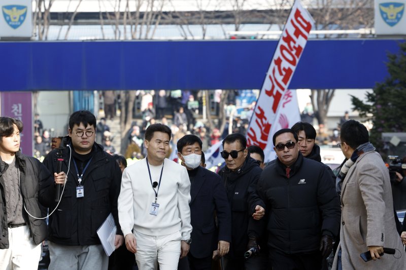 이재명 대통령과 김현지 청와대제1부속실장에 대한 허위 사실을 유포한 혐의로 고발된 한국사 강사 출신 보수 유튜버 전한길 씨가 12일 오전 서울시 동작구 노량진로 동작경찰서로 피의자 신분 첫 소환 조사에 출석하고 있다. 2026.2.12 ⓒ 뉴스1 박정호 기자